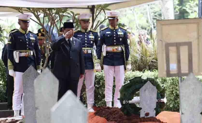 Prabowo Pimpin Pemakaman Try Sutrisno di TMP Kalibata