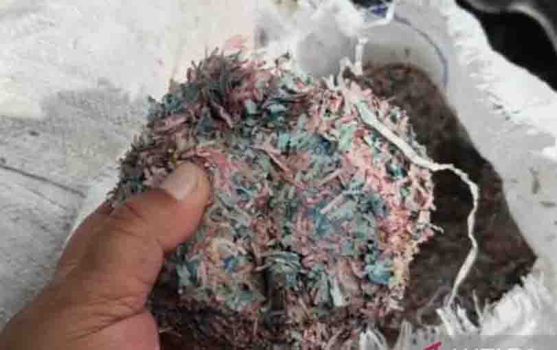 Polisi Amankan 21 Karung Potongan Uang Kertas di TPS Bekasi