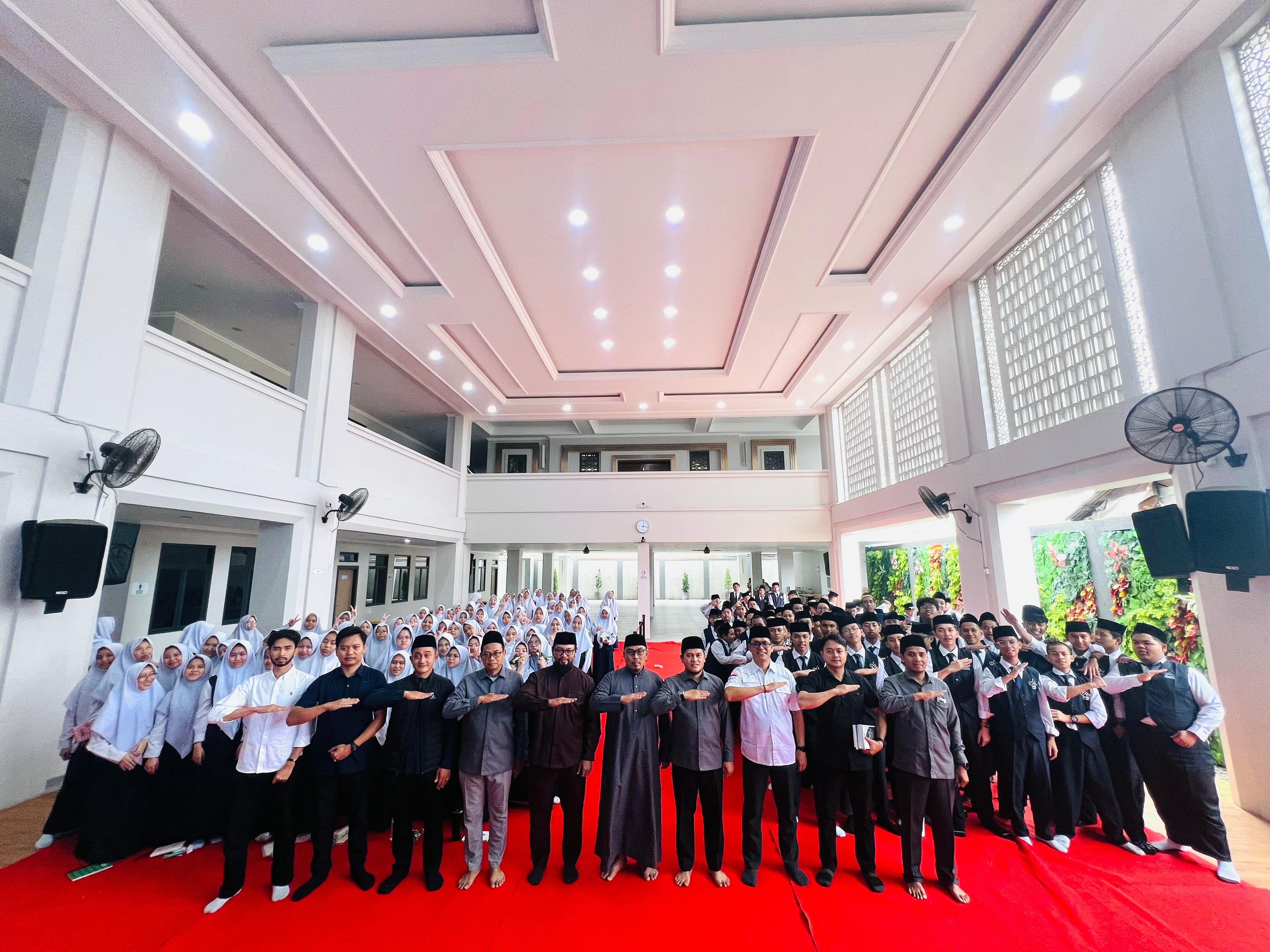 Densus 88 At Polri Berikan Vaksin Iret Kepada 300 Santri